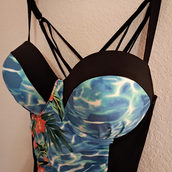 NEW Torrid Underwire UPF 40+ protection One Piece Swimsuit - Picture 5 of 8